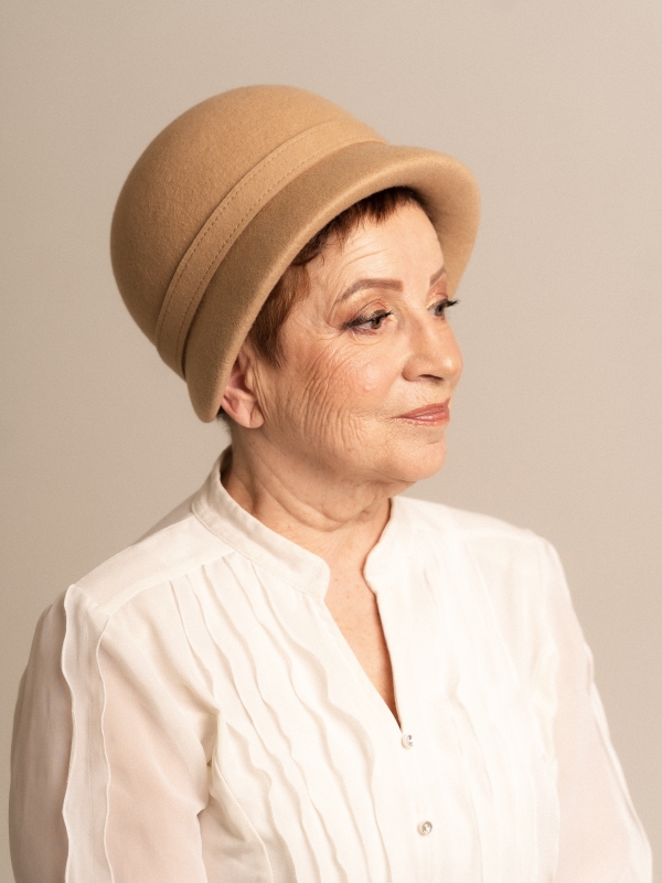 Берет шерстяной закрывает уши