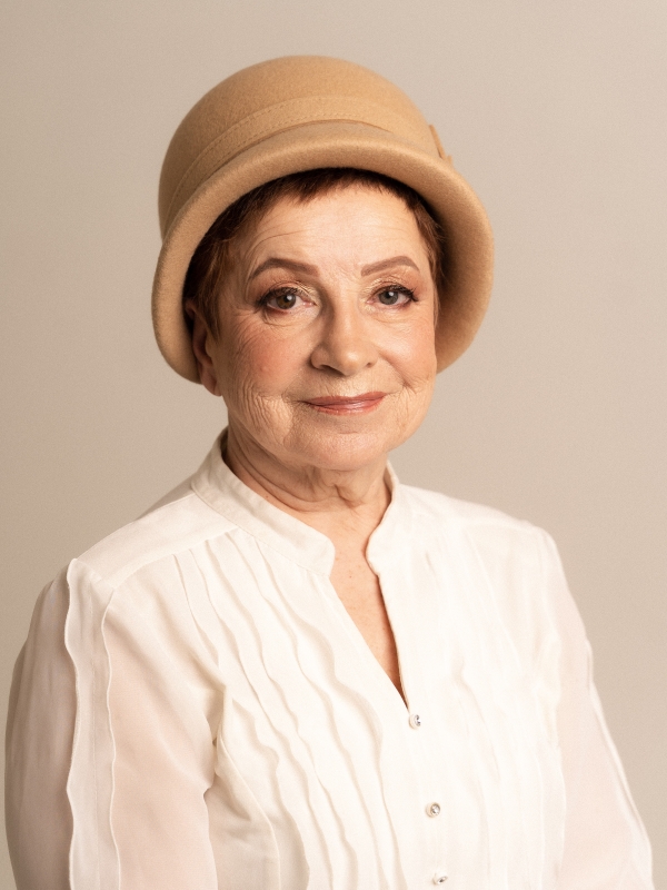 Берет шерстяной закрывает уши