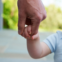 Как работает привязанность ребенка к родителям?