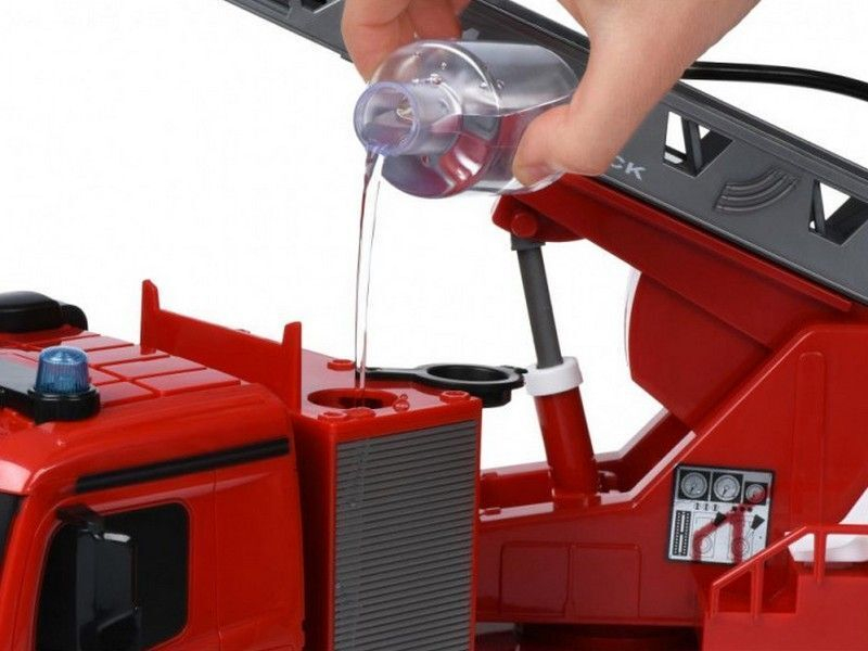 Радиоуправляемая пожарная машина Double Eagle Mercedes-Benz Actros, брызгает водой 1:20