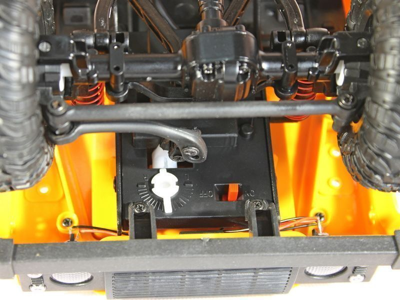 Радиоуправляемая машина MN MODEL английский пикап Defender (песочный) 4WD 2.4G 1/12 RTR