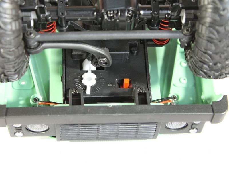 Радиоуправляемая машина MN MODEL английский внедорожник Defender (зеленый) 4WD 2.4G 1/12 RTR